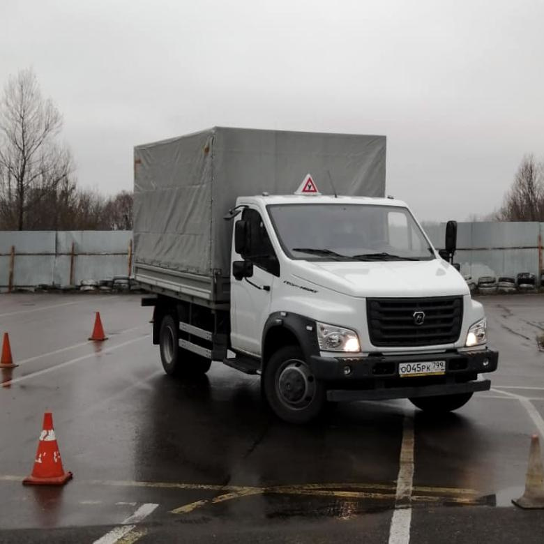 Учебный грузовой автомобиль ГАЗон Next на площадке